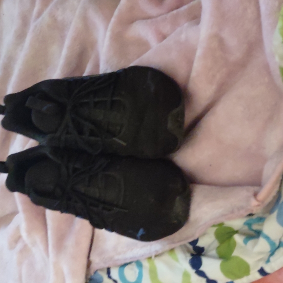 Two pairs of the same shoe - Picture 2 of 4